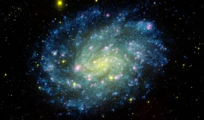 Galaxia espiral muestra los colores de Brasil.