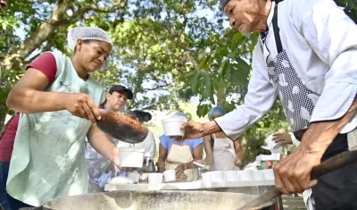 Preparación de las 'Ollas comunitarias' este martes en Magangué.