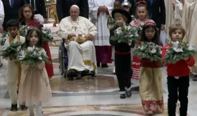 El Papa, que permaneció sentado, estuvco rodeado de niños de varias nacionalidades.