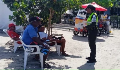 Una policía dialoga con vecinos de un barrio de Cartagena.