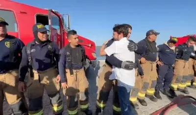 El alcalde Jaime Pumarejo estrechó la mano a cada uno de los bomberos y luego los abrazó.
