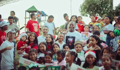 La reina del Carnaval de los Niños 2023, Tahiana Rentería, junto a su padre Édgar Rentería, y niños de Usiacurí.