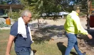 Vicente Ortiz cuando era conducido por autoridades minutos después de ser liberado.