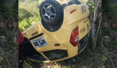 Aspecto del taxi que quedó volcado. 