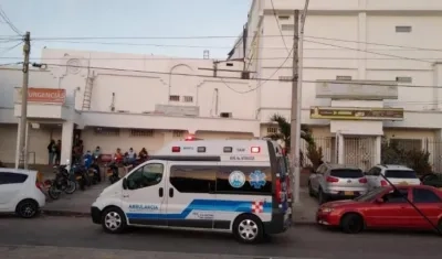 El joven fue llevado a la Clínica San Ignacio, donde se confirmó su deceso. 