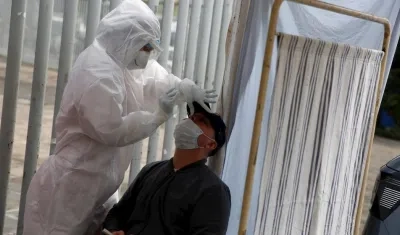 Un hombre se practica una prueba para detectar coronavirus