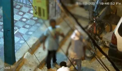 Momento en que los menores consumían cerveza en la parte externa de la tienda. 