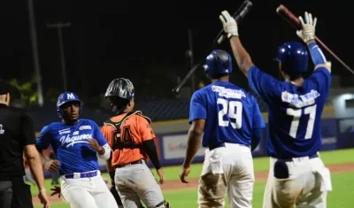 Corredores de Vaqueros anotan ante batazo de Andrés Angulo. 