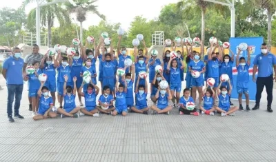 Imagen de los niños y niñas con sus balones.