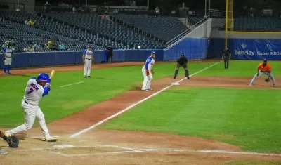 Carlos Martínez sacude hit impulsador de Harold Ramírez.