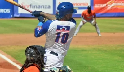 Harold Ramírez, batea para Caimanes, mientras que Juan Zabala es el receptor de Gigantes.