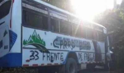 Supuesto bus con explosivos abandonado en la vía.