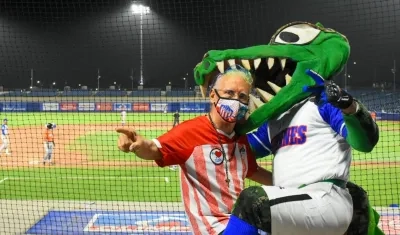 'El Cole' posa con el 'Caimán Willy' durante el juego. 