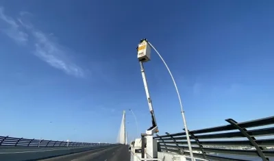 Trabajos en la iluminación del nuevo Puente Pumarejo.