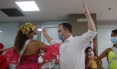 El alcalde de Sincelejo, Andrés Gómez, baila con una de las reinas de las Fiestas del 20 de Enero.