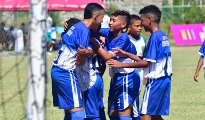 Jugadores de la Caribe Champions celebran un gol. 
