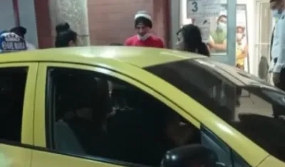 Momento del traslado de las lesionadas a la Clínica General del Norte.