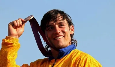 Carlos Mario Oquendo con su medalla de bronce olímpica. 