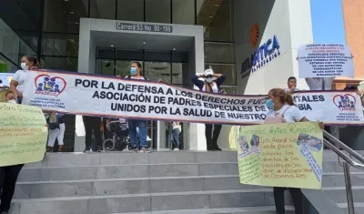 El 'plantón' frente a las instalaciones de Coomeva EPS.