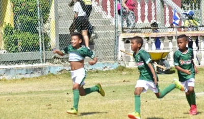 Jugadores de Asosucre celebran uno de sus goles. 
