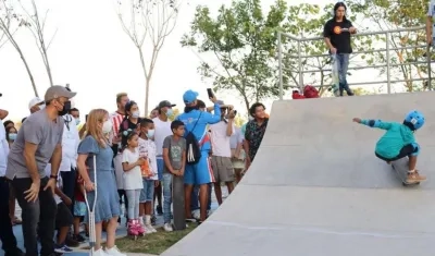 La Gobernadora Elsa Noguera y el Alcalde José Fernando Vargas observando el juego de los niños.