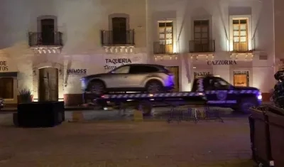 El vehículo abandona con los cuerpos fue retirado del lugar por las autoridades.