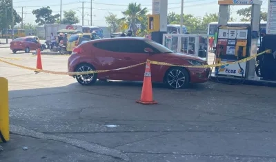 El hombre conducía este vehículo cuando fue atacado a bala. 