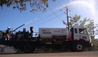 Lavado de postes por parte de la empresa Air-e. 