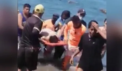 La turista cuando era sacada del mar. 