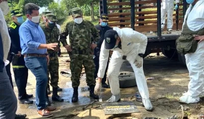 El Ministro Diego Molano con investigadores de la Dijin en el lugar del atentado.