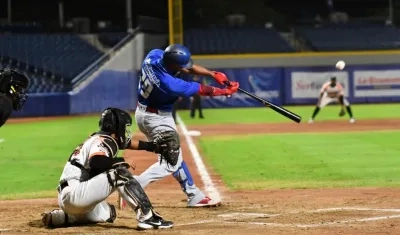 Elier Hernández sacude batazo para Vaqueros. 