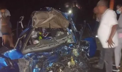 Así quedó uno de los vehículos implicados en el accidente. 