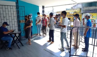 Ciudadanos en el proceso de inscripción de cédulas.