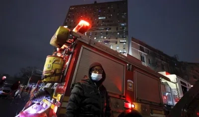 Cuerpo de Bomberos trabajando en la extinción del fuego.