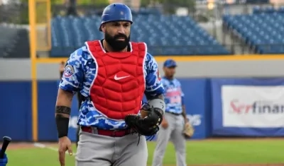 Sandy León dio dos batazos para impulsar la victoria de Caimanes. 