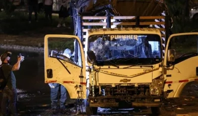 Camión donde se transportaban los uniformados del Esmad. 