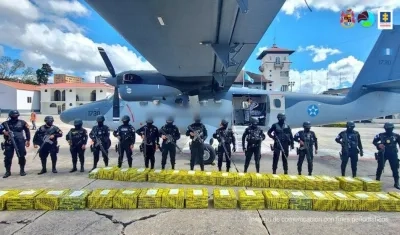 Las autoridades hallaron en el avión una tonelada de cocaína. 
