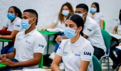 El programa Universidad al Barrio, que en 2021 benefició a más de 2.000 egresados de colegios oficiales, oferta nuevos cupos en la Universidad Distrital Itsa. 