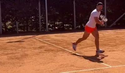 Sergio Agüero jugando tenis. 