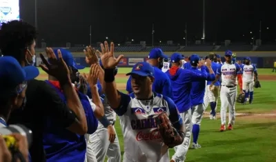 Peloteros de Caimanes celebran la clasificación.