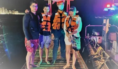 Las tres personas rescatadas por la Armada de Colombia cerca de Santa Marta.