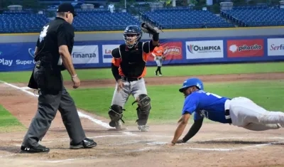 Meibrys Viloria anota ante el intento de Juan Zabala de ponerlo out. 