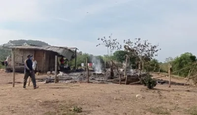 La vivienda tras quedar consumida por las llamas. 