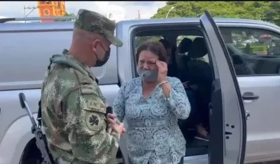 La empresaria Marta Lucía Vargas, con soldados del Gaula.