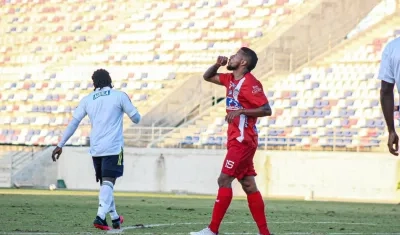 Yesus Cabrera celebra su anotación. 