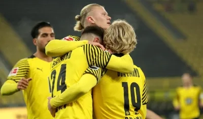 Erling Haaland celebra con sus compañeros. 