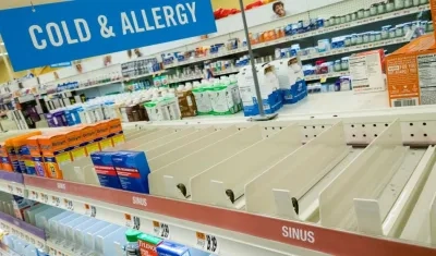 Los compradores son recibidos con estantes vacíos en el departamento de farmacia de una tienda de comestibles en Alexandria, Virginia, EE. UU.