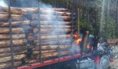 Vehículo incinerado tras asesinar al conductor.