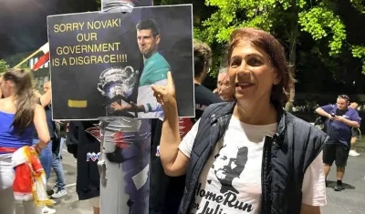 Grupo de simpatizantes apoyando al tenista serbio.