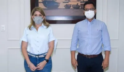 Iván Caldero, Secretario de Desarrollo, al lado de la alcaldesa de Santa Marta. 